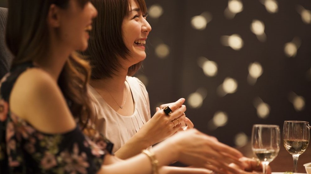 アラサー独身女性はお酒好き!?リアルタラレバ女子のライフスタイルが明らかに!